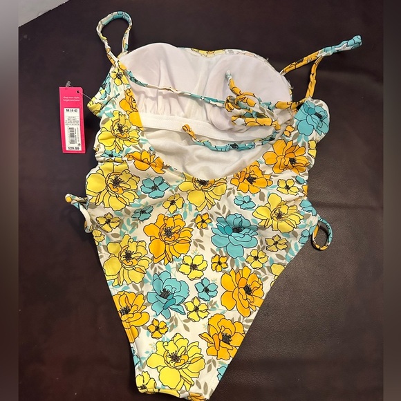 One piece swimsuit - Picture 3 of 4